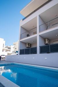 Bazén v ubytování Luxury apartment with swimming pool Ana nebo v jeho okolí