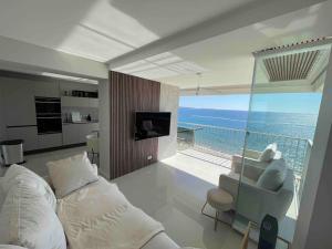 een slaapkamer met een bed en uitzicht op de oceaan bij Vue mer exceptionnelle, appartement unique de luxe in Cannes