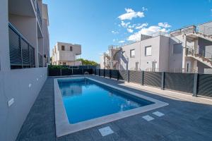 een zwembad aan de zijkant van een gebouw bij Luxury apartment with swimming pool Ana in Trogir