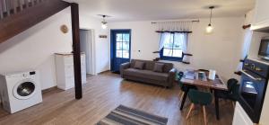 una sala de estar con un sofá y una mesa en La Bunici, en Vişeu de Sus