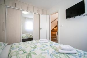 Postel nebo postele na pokoji v ubytování Luxury apartment with swimming pool Ana