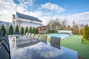 una casa con piscina en un patio en Panorama Buda en Budapest