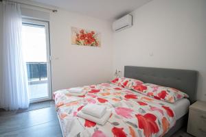 Postel nebo postele na pokoji v ubytování Luxury apartment with swimming pool Ana