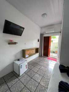 Μια τηλεόραση ή/και κέντρο ψυχαγωγίας στο Pousada Armação das Baleias