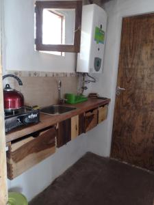 una cocina con fregadero y una olla en un mostrador en Ruka Antu en La Paz