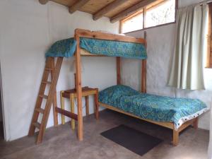 2 literas en una habitación con escalera en Ruka Antu en La Paz