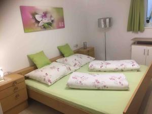 łóżko z dwiema poduszkami na górze w obiekcie Frieda Höllrigl w mieście Sautens