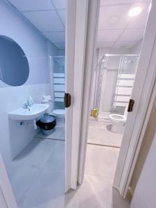 uma casa de banho com um lavatório e um WC em Hostel Thirty One 31 em Madrid