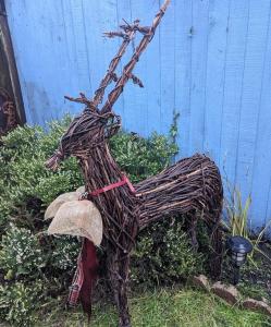 una estatua de una jirafa hecha de palos en 'Mill Cottage' Parbold en Parbold