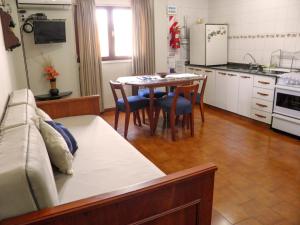una cucina con divano e tavolo con sedie di BuenosAires212 a Salta