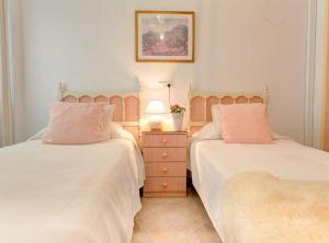 dos camas sentadas una al lado de la otra en un dormitorio en Fuengirola playa carina, en Fuengirola