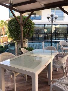 阿拉尼亞的住宿－Квартира в Алании на берегу Клеопатры，庭院里的白色桌椅