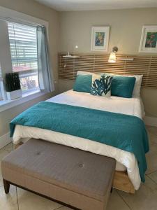 Un dormitorio con una cama grande y una ventana en Cozy Beach Rental 1B/1B en St Pete Beach