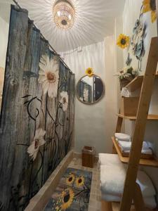 un baño con una puerta de madera con flores. en The Garden Apartment, The Willow Apartment, & The Tropical Apartment at Casa of Essence in Old San Juan en San Juan