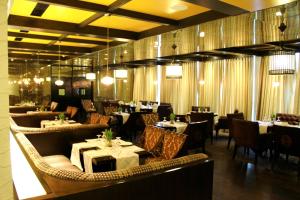 A restaurant or other place to eat at Vivanta Dal View
