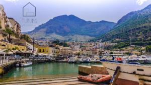 un groupe de bateaux amarrés dans un port de plaisance dans l'établissement Turums B&B, à Castellammare del Golfo