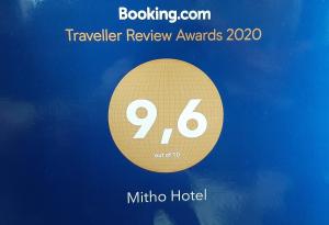 un cartel de los premios de revisión de viajes con un círculo de oro en Mitho Hotel Spa en Loutra Edipsou