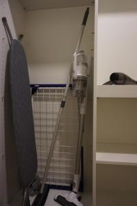 a room with two vacuum cleaners in a room at Schönes Neubau Serviced-Apartment mit Parkplatz in Bruchsal