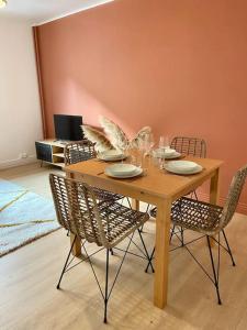 a wooden table with chairs and a dining room at Vaste Appartement Rénové - Centre Ville in Bourg-en-Bresse