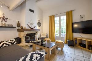 Villa ESPERANCE- appartement entier T2 في لاسيوتا: غرفة معيشة مع أريكة ومدفأة