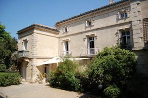 um grande edifício de pedra com uma varanda em Hôtel du Parc em Montpellier