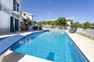 Suite Bela Vista في تافيرا: مسبح في الحديقة الخلفية للمنزل