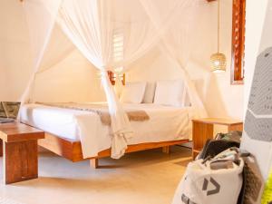 um quarto com uma cama e uma rede mosquiteira em Vilarejo Preá em Praia do Preá