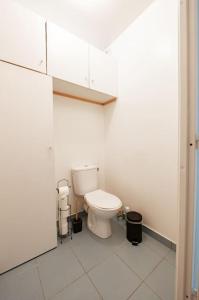 a bathroom with a white toilet in a room at Tout confort à Massy - Parking / TGV et RER B&C in Massy