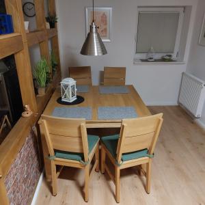 mesa de comedor con 2 sillas, mesa y mesa en Ferienwohnung WESERRATTE, en Hameln
