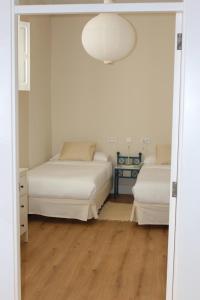 1 dormitorio con 2 camas y un espejo grande en La Casona de Galdós en Las Palmas de Gran Canaria