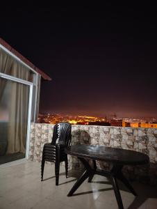 Parveke tai terassi majoituspaikassa Elegant 2-bedroom Tangiers City Appartment with Beautiful Terrace