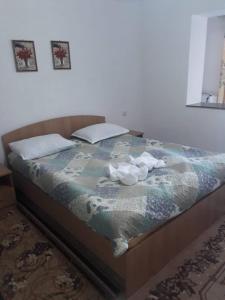 ein Bett mit Handtüchern darauf in einem Schlafzimmer in der Unterkunft Пансионат "Скиф-Мурок" in Bosteri