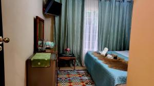 1 dormitorio con 1 cama y una ventana con cortinas en Vaal Marina Guest House 655 Leervis en Vaal Marina
