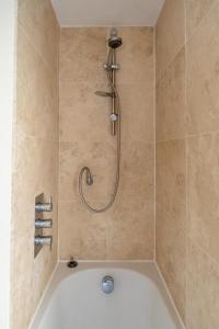 e bagno con vasca e doccia. di The Pink House, Aldeburgh ad Aldeburgh