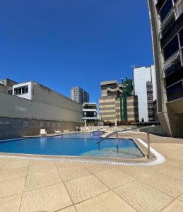 uma piscina no meio de uma cidade em Rio Flat Leblon no Rio de Janeiro