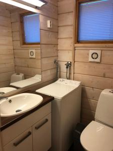 Koupelna v ubytování Loma-asunto Kaarna, Kalajärvi + 12 fotografií