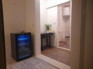 uma casa de banho com um pequeno frigorífico num quarto em Apartmani Dotur em Split