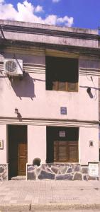 ビクトリアにあるHospedaje Violetaの白い建物(2つのドア、バルコニー付)