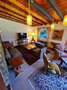 sala de estar con sofá y mesa en Apartur Catedral en San Carlos de Bariloche