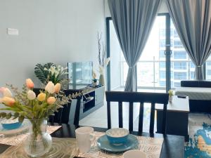 マラッカにあるAtlantis Residences Melaka by BetaStayの花瓶付きのテーブルのあるリビングルーム +46枚の写真