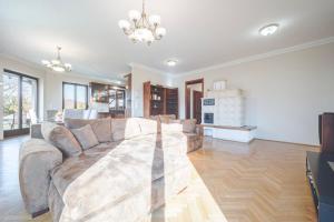 uma sala de estar com um sofá e uma lareira em Panorama Buda em Budapeste