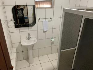 Koupelna v ubytování Pousada e Camping Lumiar