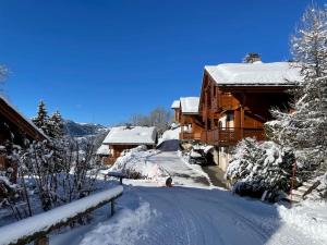 dom pokryty śniegiem obok drogi w obiekcie Cosymontagne - Le Chalet - 3Ch - 8 pers- Terrasse Sud, magnifique vue w mieście Clusaz