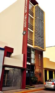 un edificio con un cartel en el costado en Hotel Mochiks, en Chiclayo