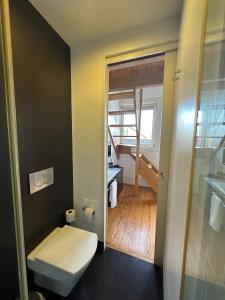 uma pequena casa de banho com um WC e uma escada em Guimarães Studios Lounge em Guimarães