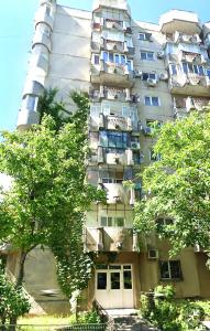 een groot appartementencomplex met veel ramen bij Central Apartment Bucharest Mall in Vitan