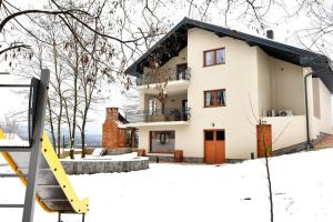 uma grande casa branca na neve em House Boshanar em Drežnik Grad
