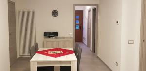 ein Esszimmer mit einem Tisch und einer roten Serviette darauf in der Unterkunft Casa Milia in Baceno