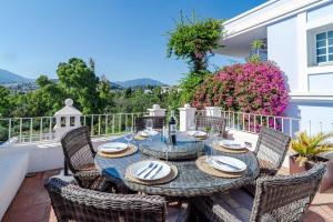 Zdjęcie z galerii obiektu Peaceful Modern 2 bedroom apartment in Aloha Pueblo With View over The Pool w Marbelli