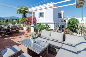 Zdjęcie z galerii obiektu Peaceful Modern 2 bedroom apartment in Aloha Pueblo With View over The Pool w Marbelli